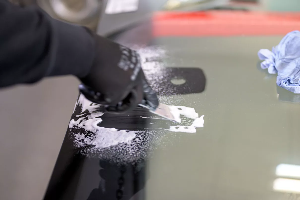 Profesionalna zamena auto stakla, ugradnja u toku