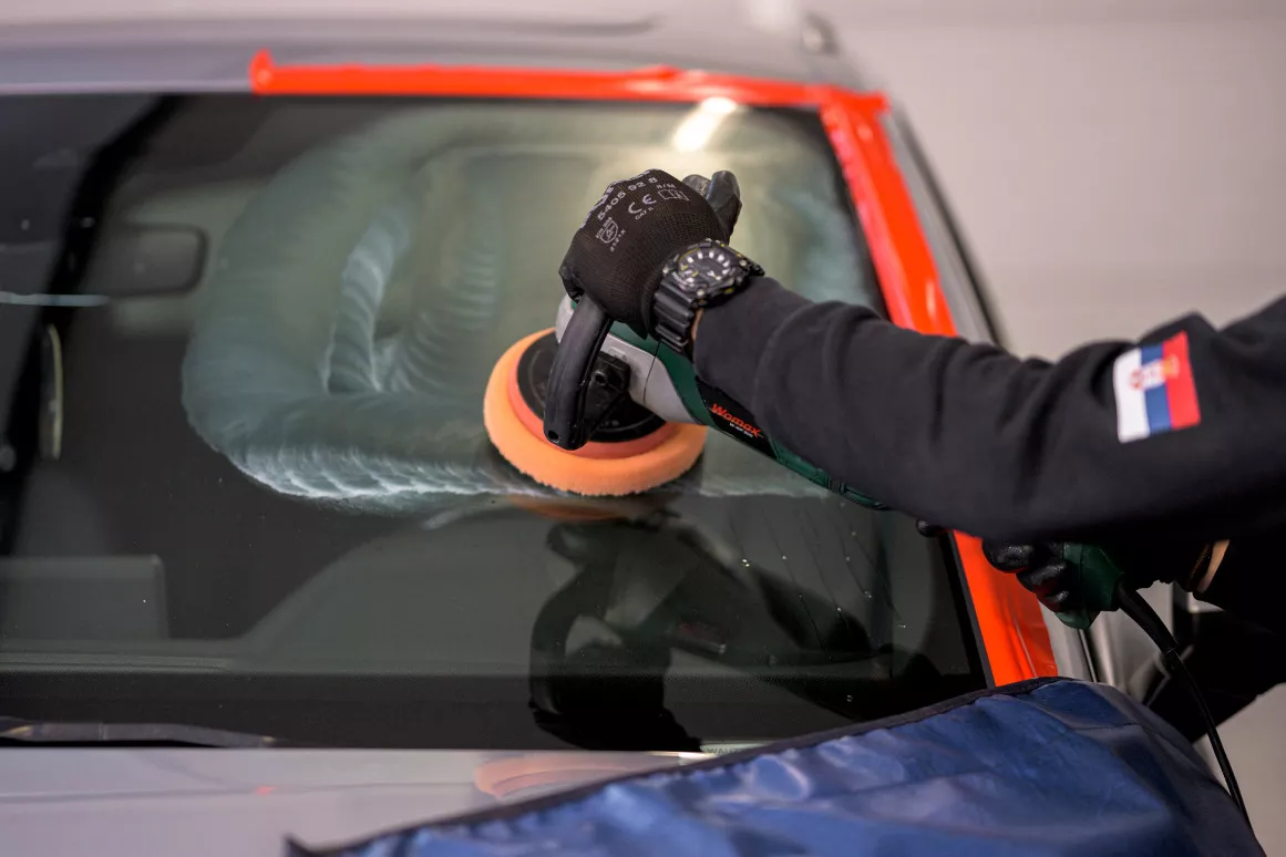 Poliranje auto stakla